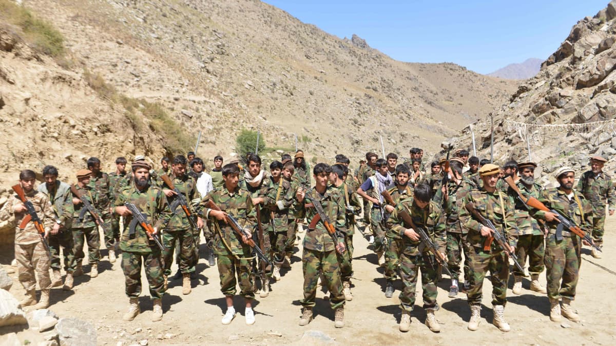 Anti-Taliban vastarintataistelijoita laaksossa.
