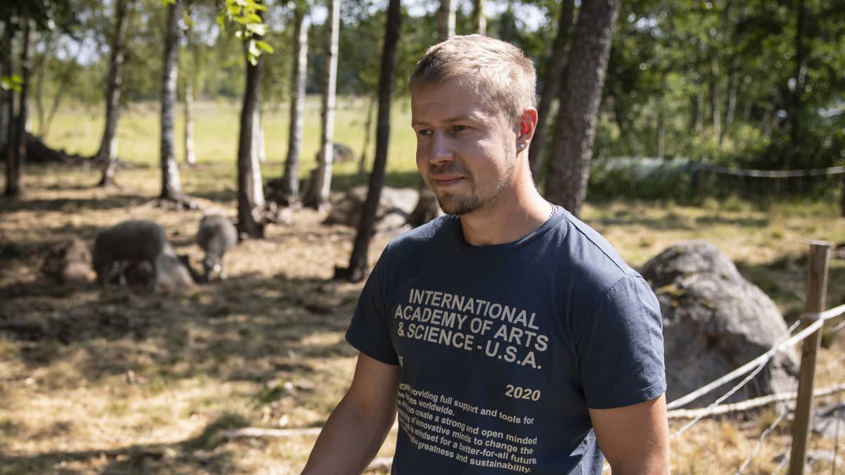 Jaakko Alalantela lammasaitauksen vieressä. 