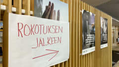 Rokotuksen jälkeen -kyltti Rovaniemen koronarokotuspisteellä. 