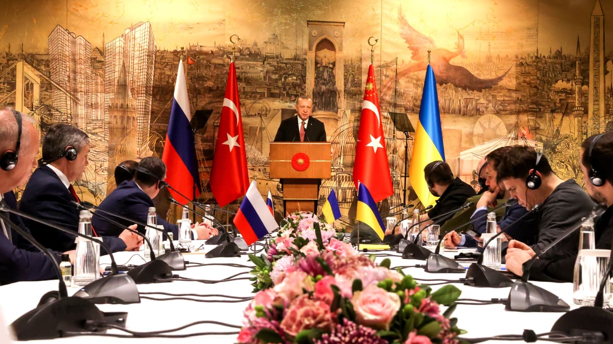 Turkin presidentti Recep Tayyip Erdogan isännöin neuvotteluja Istanbulissa.