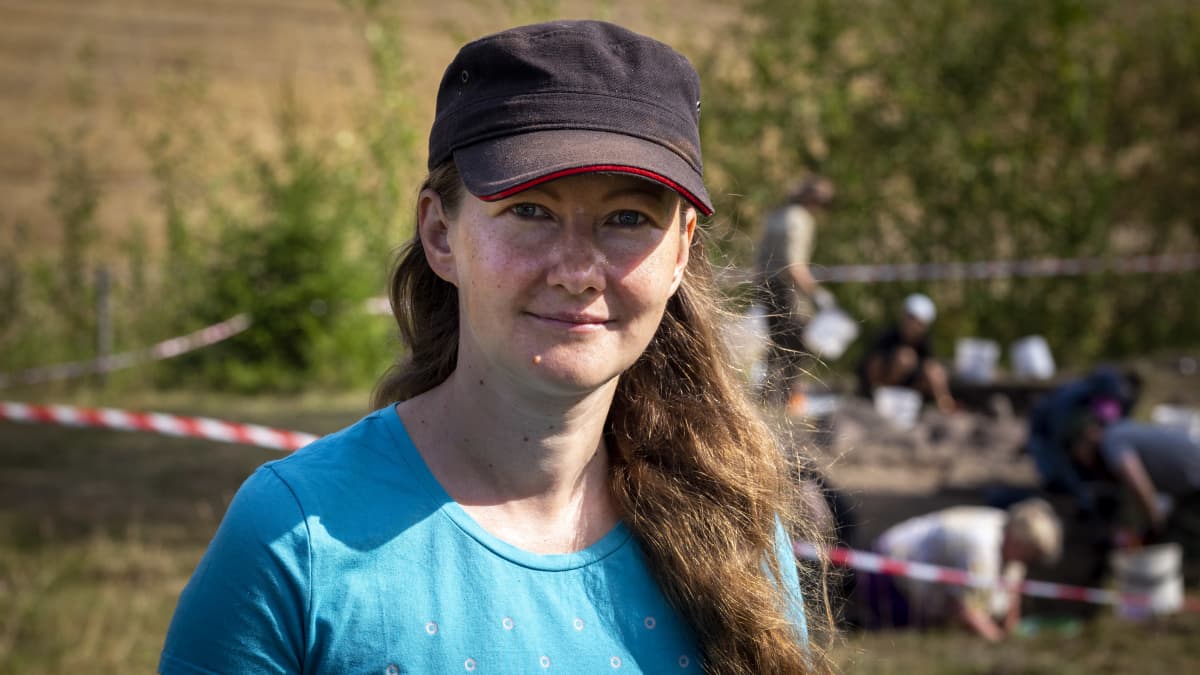 Kristin Ilves katsoo kameraan Ahvenanmaan arkeologisilla kaivauksilla.