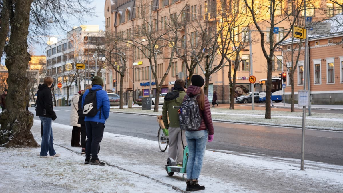 Folk står och väntar på en buss i Vasa centrum en dag i november.