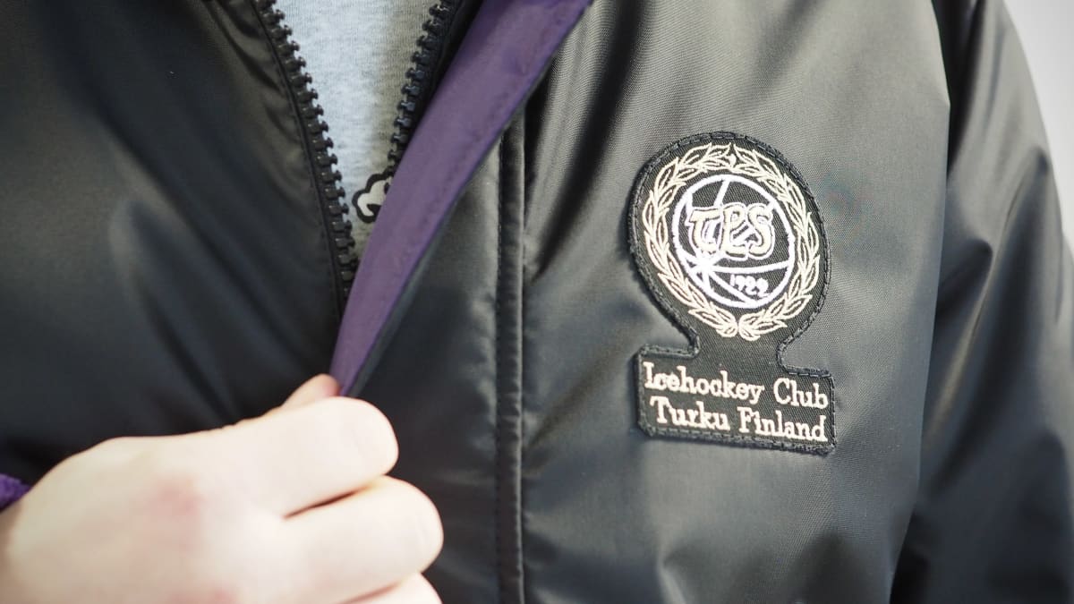TPS-logo mustan takin rinnassa.