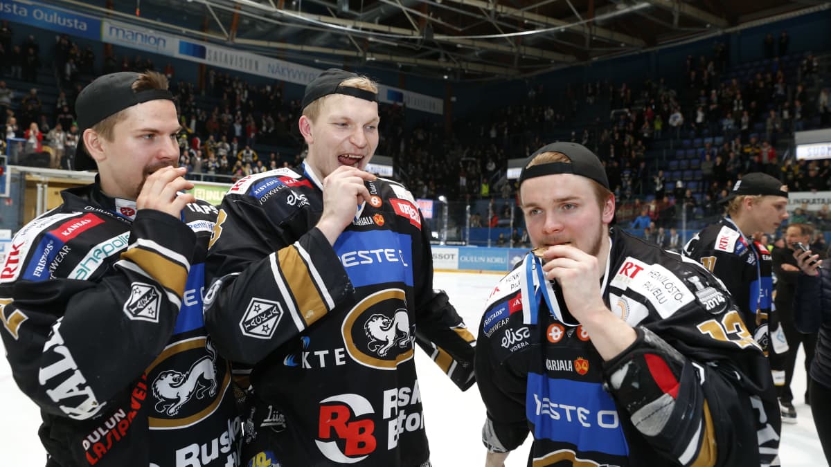 Kun Kärpät juhli mestaruutta 7,5 vuotta sitten kaudella 2014–15, niin kultajuhlissa olivat mukana nyky-Kärpistä myös Joonas Kempainen (kesk.) ja Julius Junttila (oik.). Joonas Donskoi pelaa NHL-seura Seattle Krakenissa.