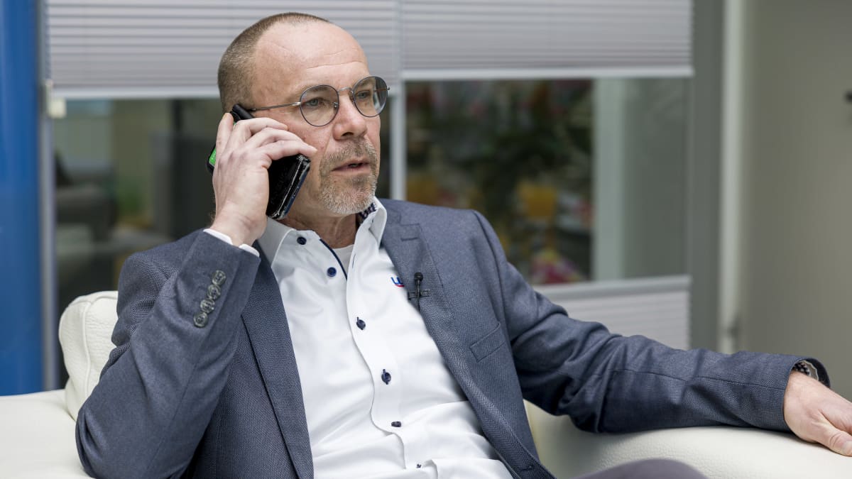 Antti Vänskä, Keski-Euroopan liiketoimintajohtaja, Lumon oy:sta istuu nojatuolissa ja puhuu puhelimeen.