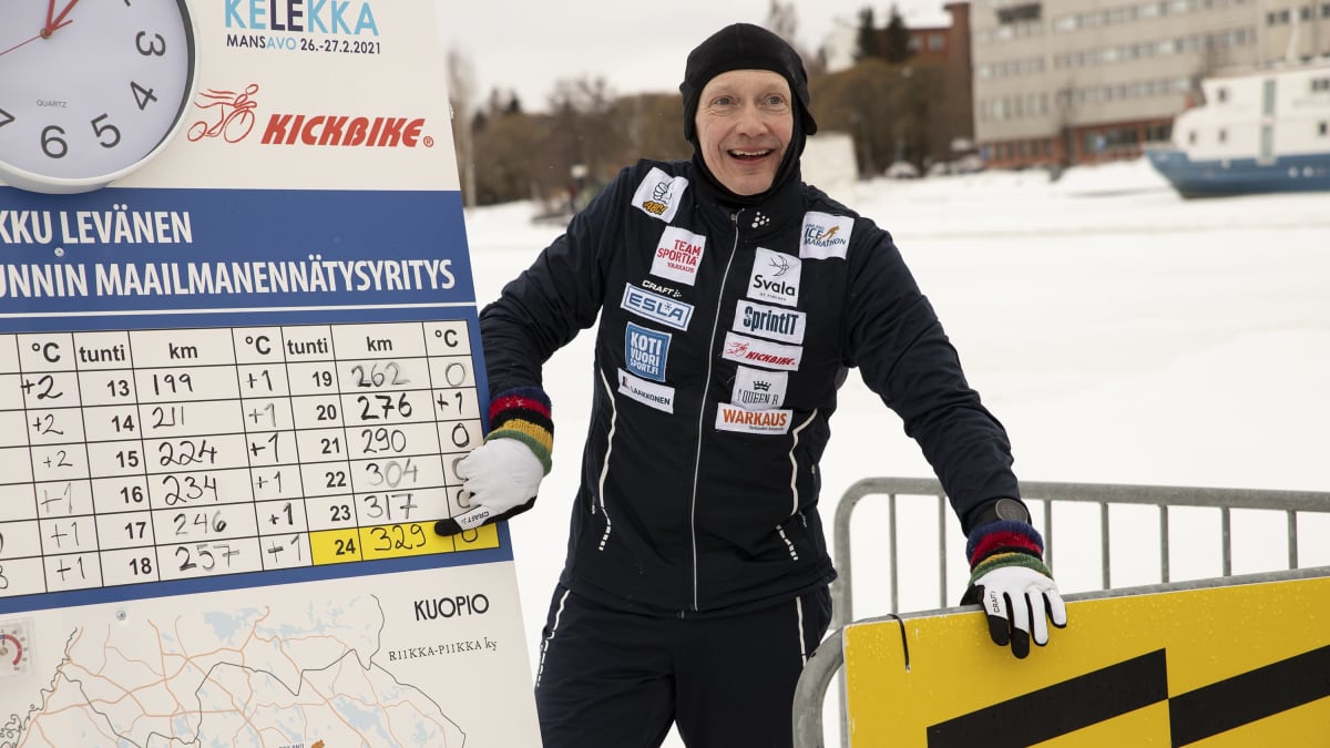 Potkukelkkailija Markku Levänen tulostaulun edessä Kuopion satamassa. 