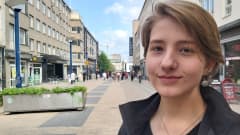 Eira Utriainen katsoo kameraan Jyväskylän keskustassa.
