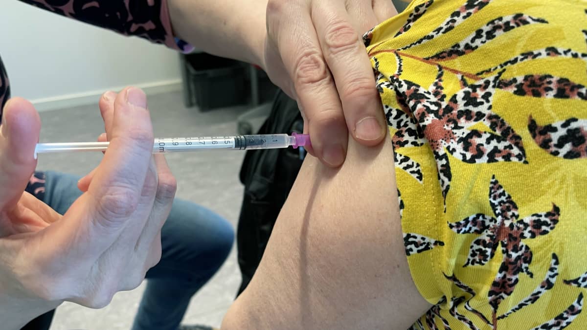 Koronarokote laitetaan käsivarteen