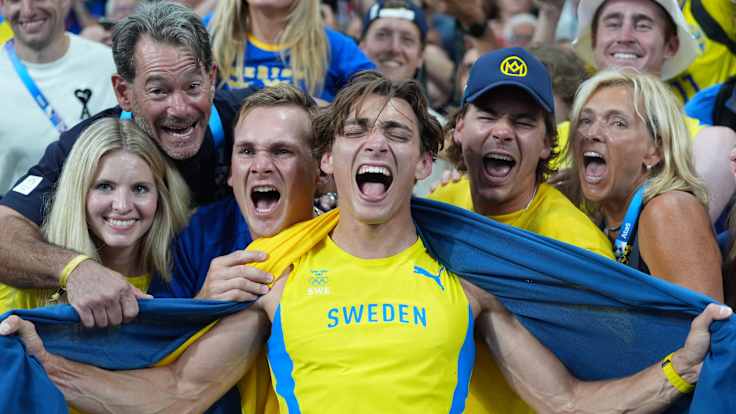 Armand Duplantis juhlii perheensä kanssa.