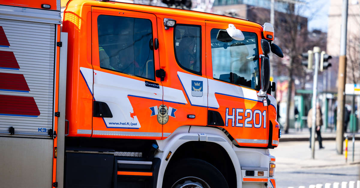 raitiovaunu-t-rm-si-ihmiseen-helsingin-rautatieaseman-edess-kotimaa