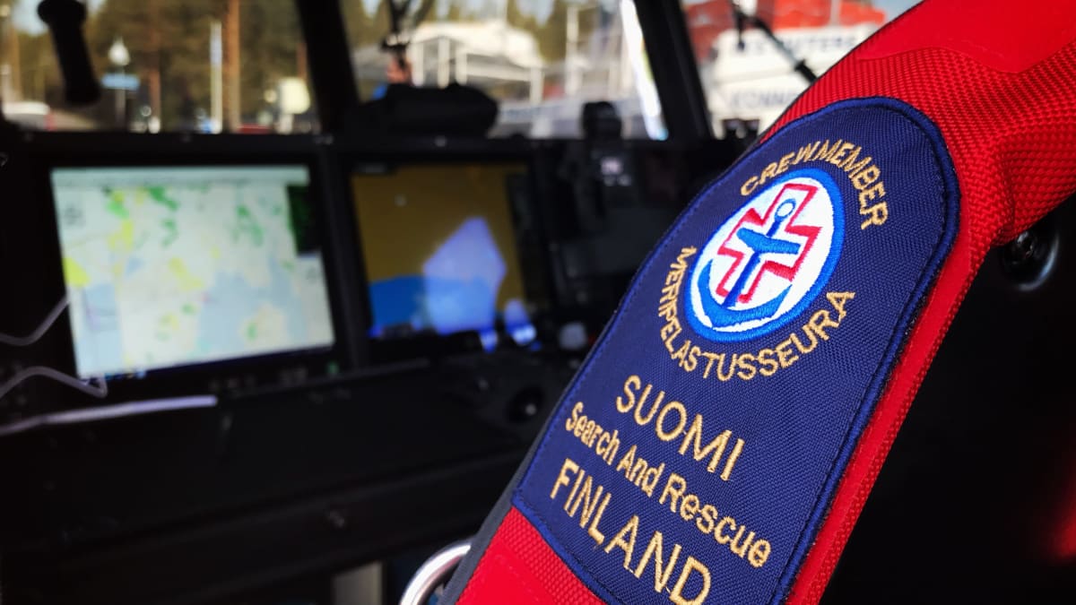Etualalla Suomen Meripelastusseuran logolla varustetut pelastusliivit, taka-alalla pelastusaluksen navigointilaitteita.