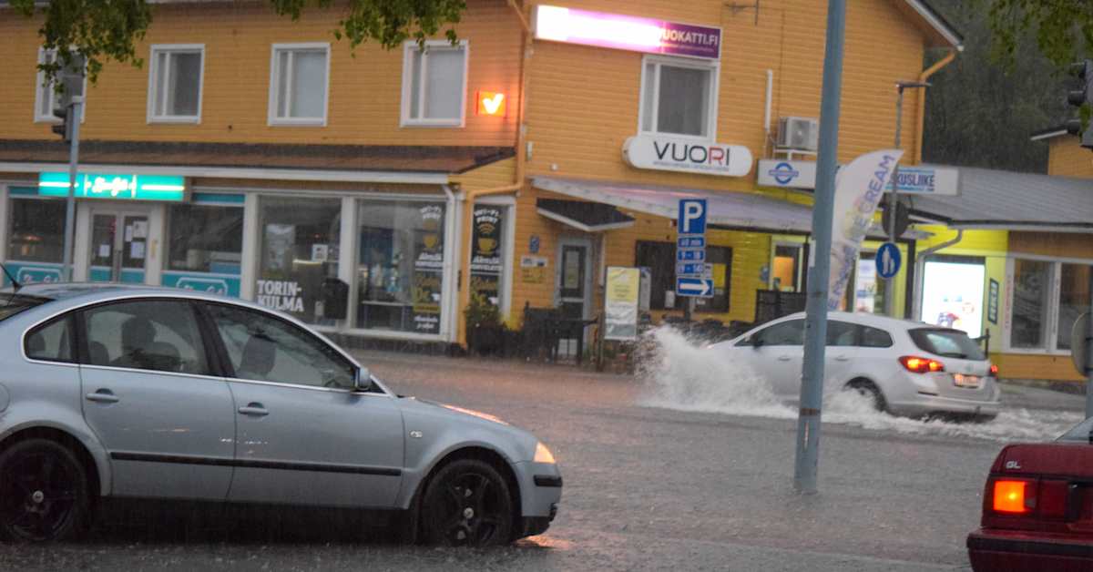 Rankkasateiden aiheuttamia vesivahinkoja kartoitetaan  Sotkamossa juhannuksen jälkeen – kiinteistömestari arvioi tuhoja mittaviksi