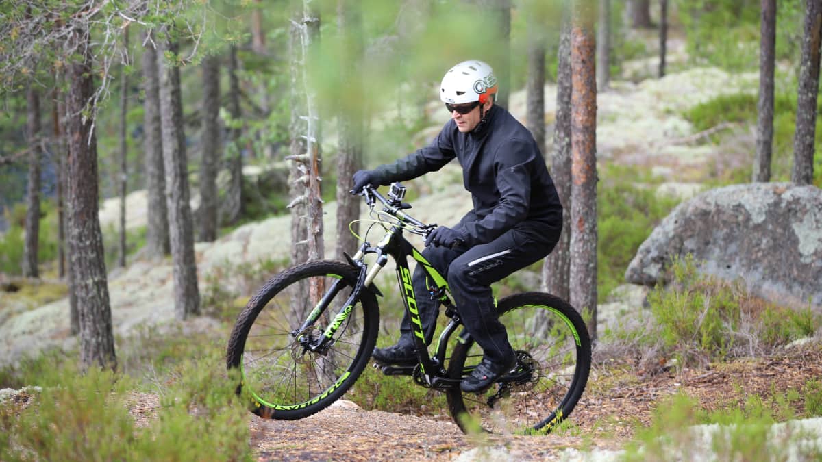 Jukka Kinnunen ajamassa maastopyörällä Reporeitillä.