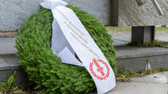 Seppele muistomerkin edessä, jossa teksti: Sotainvalidejä kunnioittaen ja isänmaan hyväksi tehdystä työstä kiittäen. Alapuolella Sotainvalidien logo.