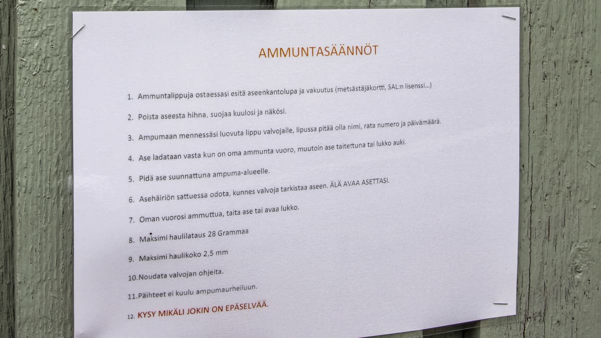 Rajamäen ampumaran säännöt kopin seinässä