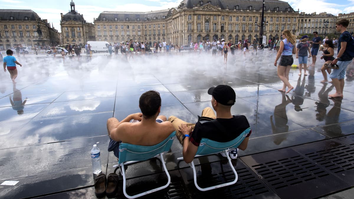 Fransmän svalkar sig vid vattenspegelsfontänen i Bordeaux, Frankrike. Europa har under juli och augusti 2017 upplevt ovanligt höga temperaturer. 