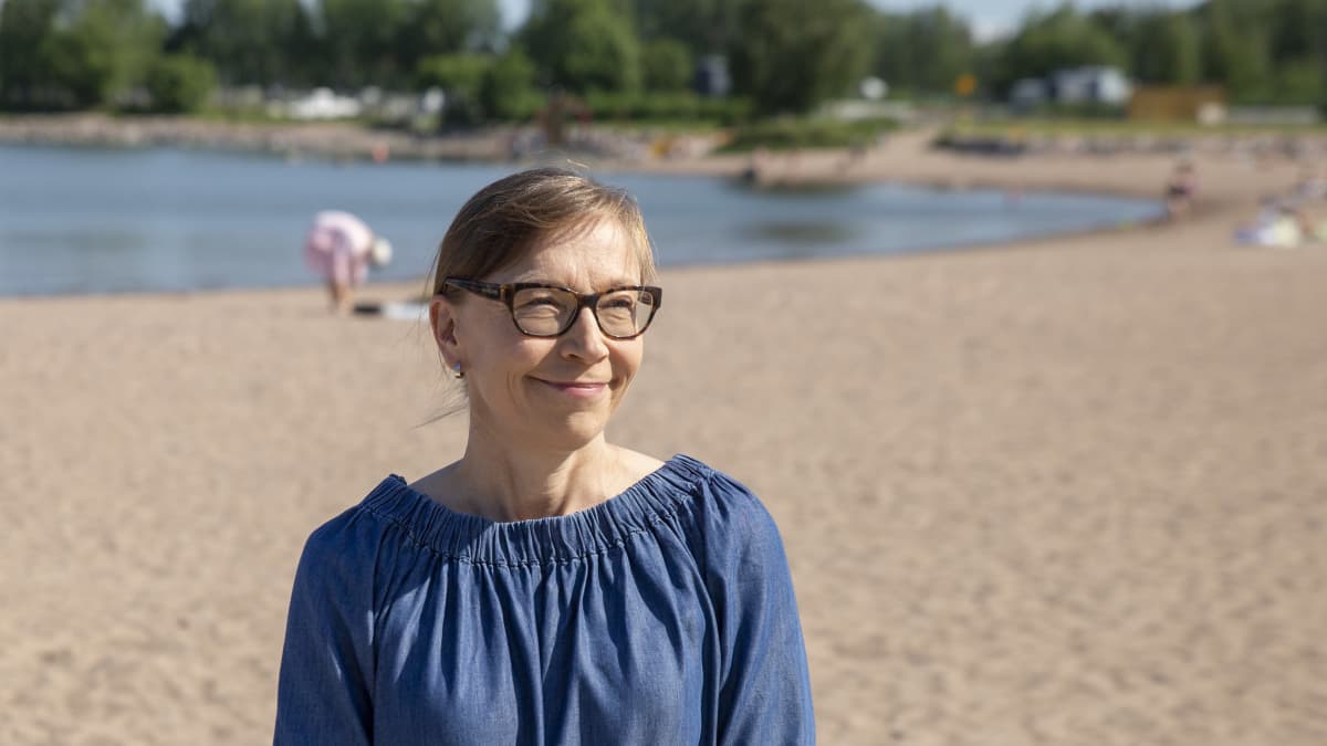 Johtamisen ja itsensä johtamisen valmentaja ja tutkija Isa Merikallio haastateltavana Helsingin hietaniemen uimarannalla.
