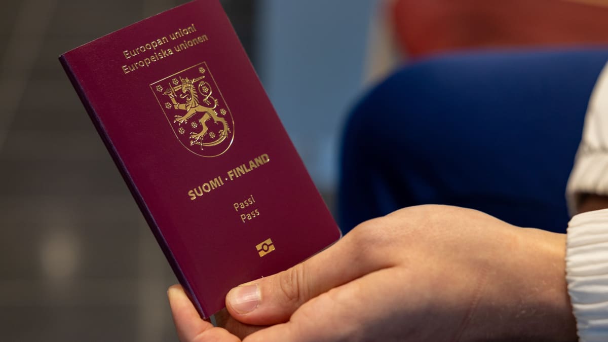 Jokaisella olisi aina hyvä olla voimassaoleva matkustusasiakirja, suosittaa  Rajavartiolaitos – poliisin mukaan sodan eskaloituminen huolettaa osaa  passin uusijoista
