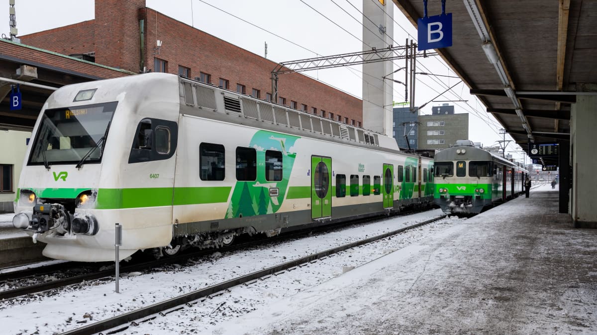 VR lähijuna Tampereelta Helsinkiin Tampereen rautatieasemalla.
