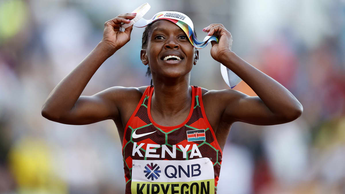 Faith Kipyegon juhlii 1 500 metrin MM-voittoa Oregonissa 2022.