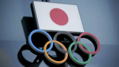 Japanin lippu ja olympiarenkaat. 