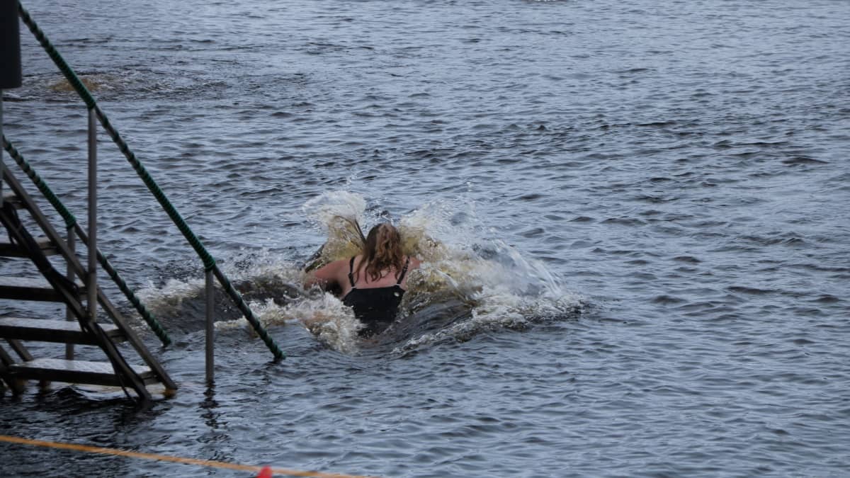 Tanskalainen vaihto-opiskelija Veronika Skotting ui avannossa.