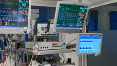 Erilaisia potilaiden terveyskäyriä kolmella eri monitorilla sairaalan teho-osastolla.
