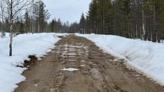 Sompiojärventie Sodankylän Vuotsossa on kuoppainen ja mutainen.