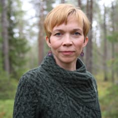 MTK Lapin kenttäpäällikkö Annakaisa Heikkonen seisoo metsässä Rovaniemen Ounasvaaralla.