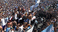 Argentiinan joukkueen bussi väkijoukon keskellä.