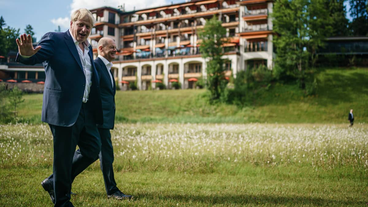 Britannian pääministeri Boris Johnson vilkuttaa kameralle G7-maiden kokouksessa Saksassa. Kuvassa myös Saksan liittokansleri Olaf Scholz.. 