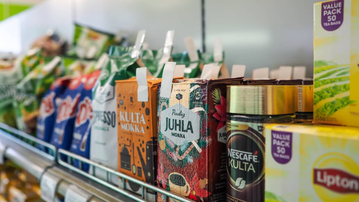 Kahvipaketteja itsepalvelumyymälän hyllyllä. Tuotteissa kassajärjestelmätarrat.