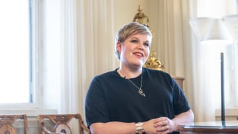 Saarikko istuu työhuoneessaan.