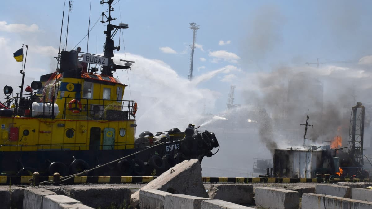 Odessas stadsfullmäktiges Telegramkanal den 24 juli 2022 visar ukrainska brandmän som bekämpar en brand på en båt som brinner i Odessas hamn efter att missiler träffat hamnen den 23 juli 2022.