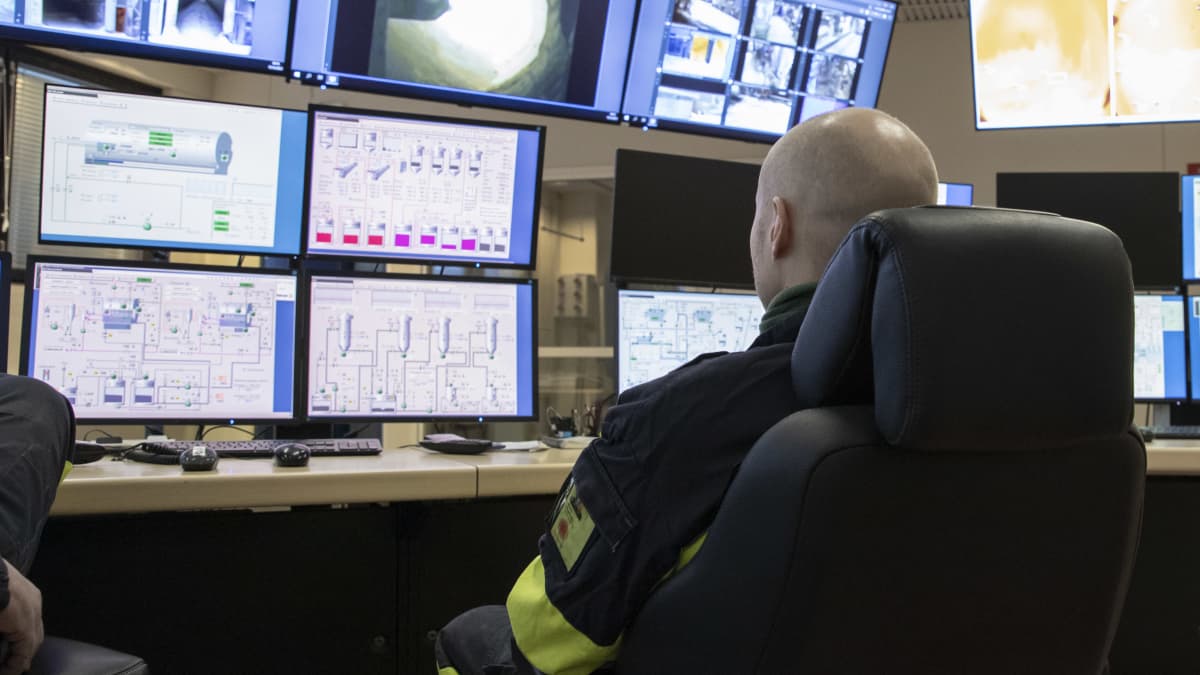 Marlo Koponen Stora Enson tehtaan voimalaitoksen valvomossa.