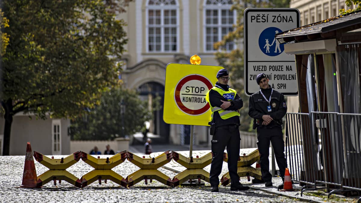 Kaksi poliisia vartiossa Tšekin Prahassa 5. lokakuuta 2022.