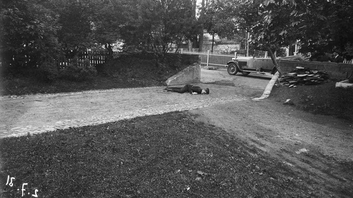 Murhattu poliisi makaa puistossa