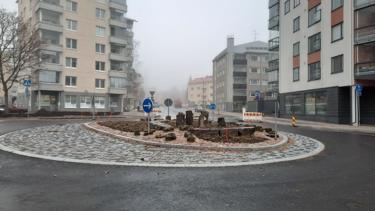 Oikokadun kiertoliittymä on miltei valmis, mutta se on vielä tyhjillään ja puomein eristetty.