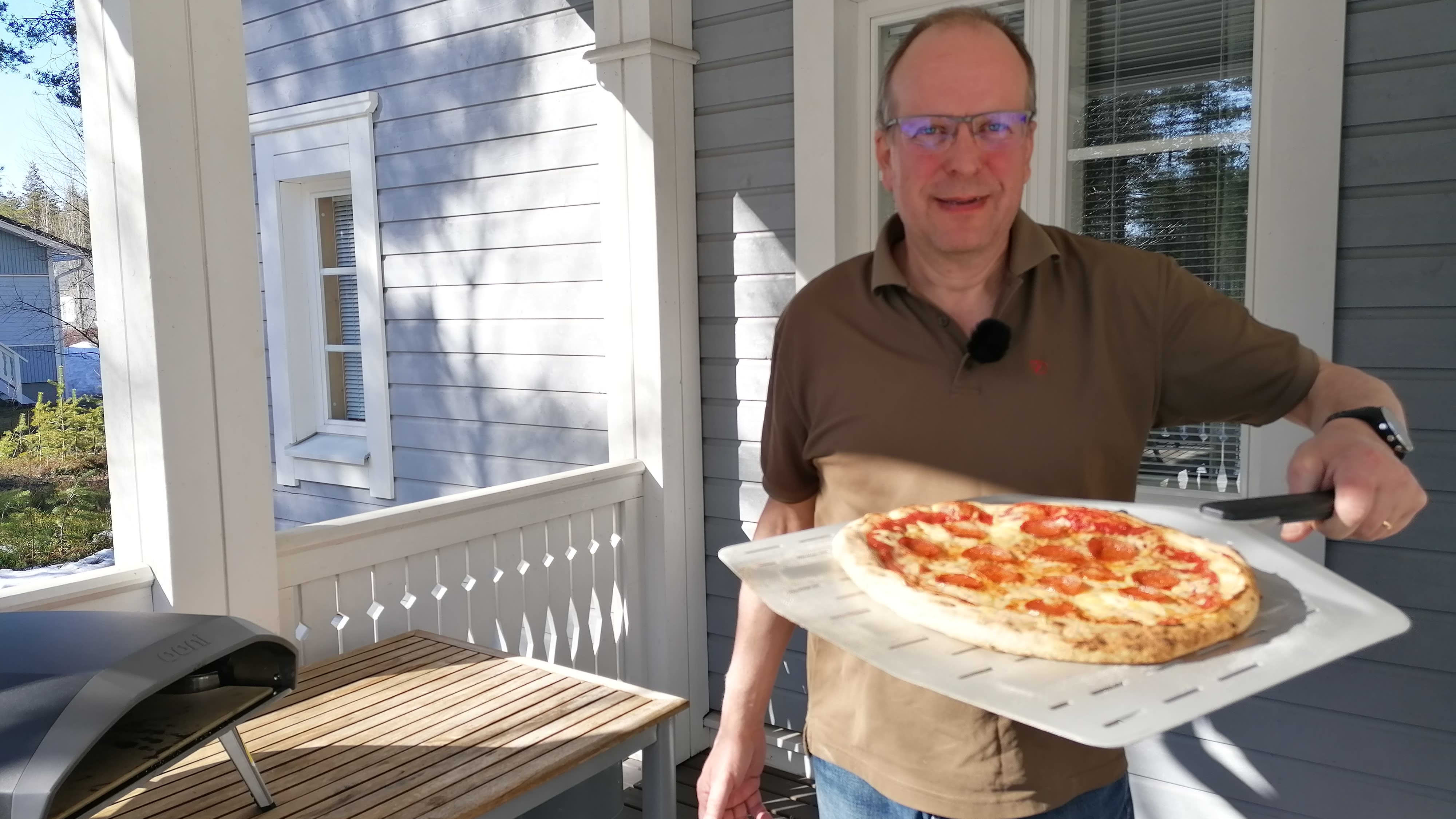 Kotikokki Juha Sivonen esittelee juuri uunista otettua pizzaa.