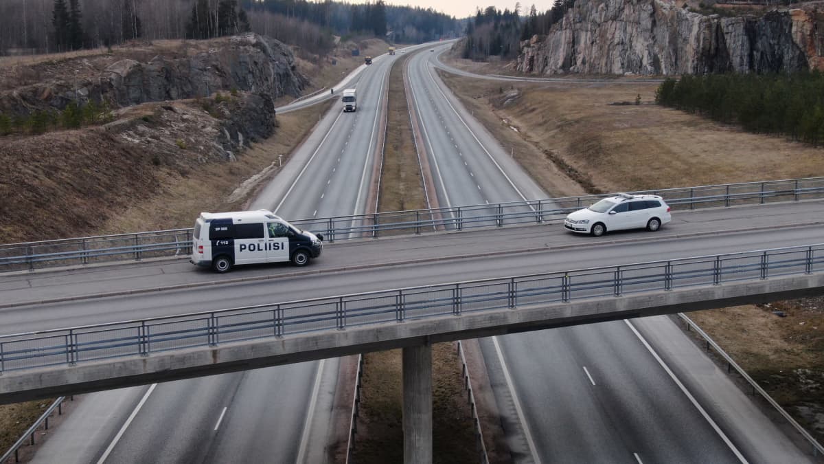 Turun moottorite uudenmaan raja, poliiseja sillalla. kuvaussuunta pohjoiseen
