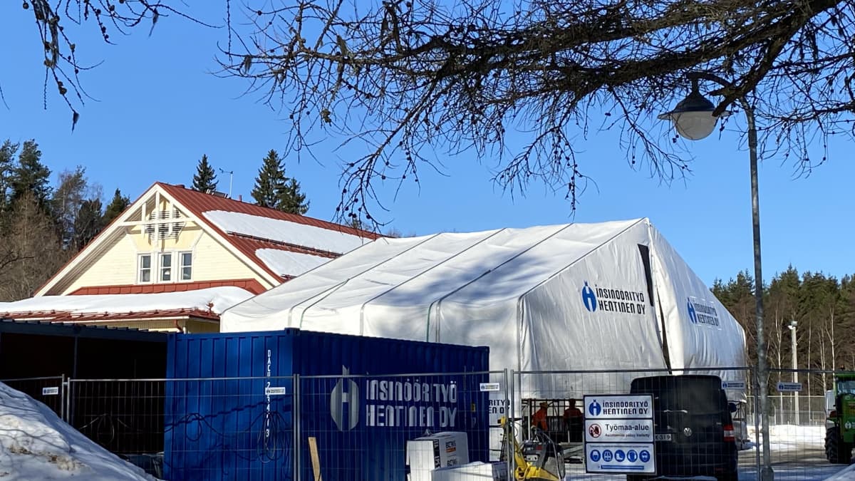 Lusin koulu remontissa ja osa koulusta suojahupun alla