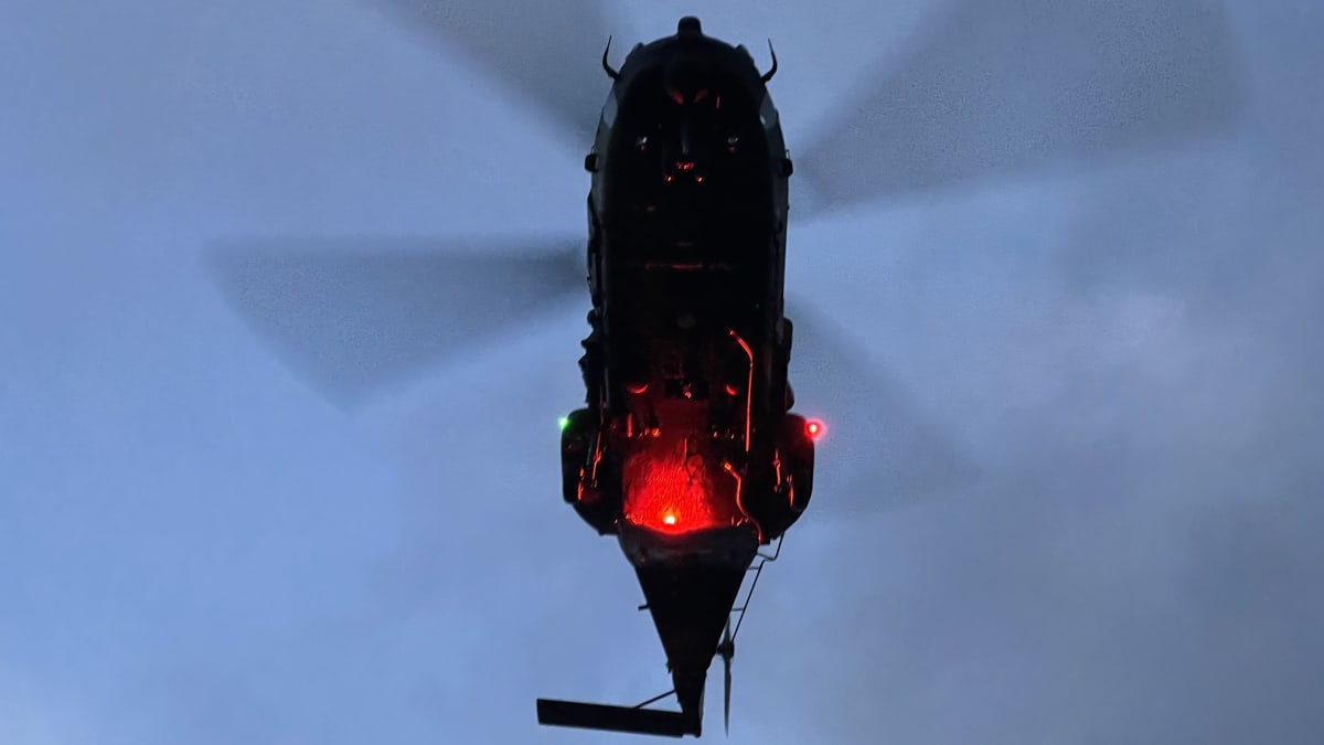 Puolustusvoimien NH90 kuljetuskopteri lentää yli.