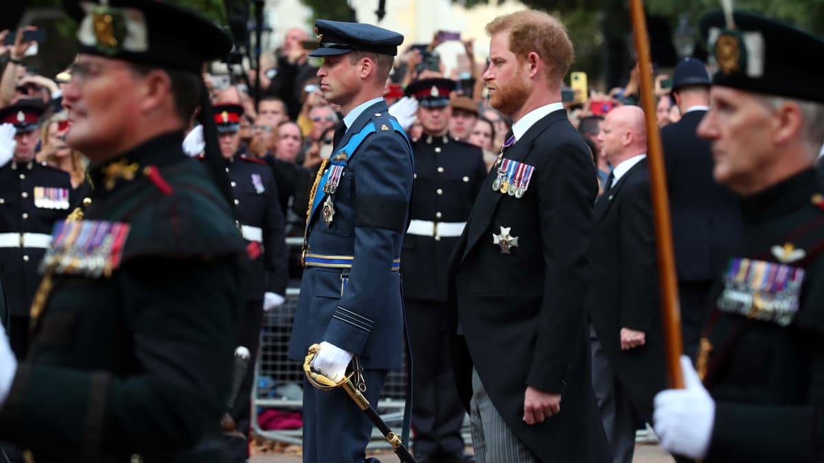 Prinssi William ja prinssi Harry kuningatar Elisabetin hautajaisissa. 
