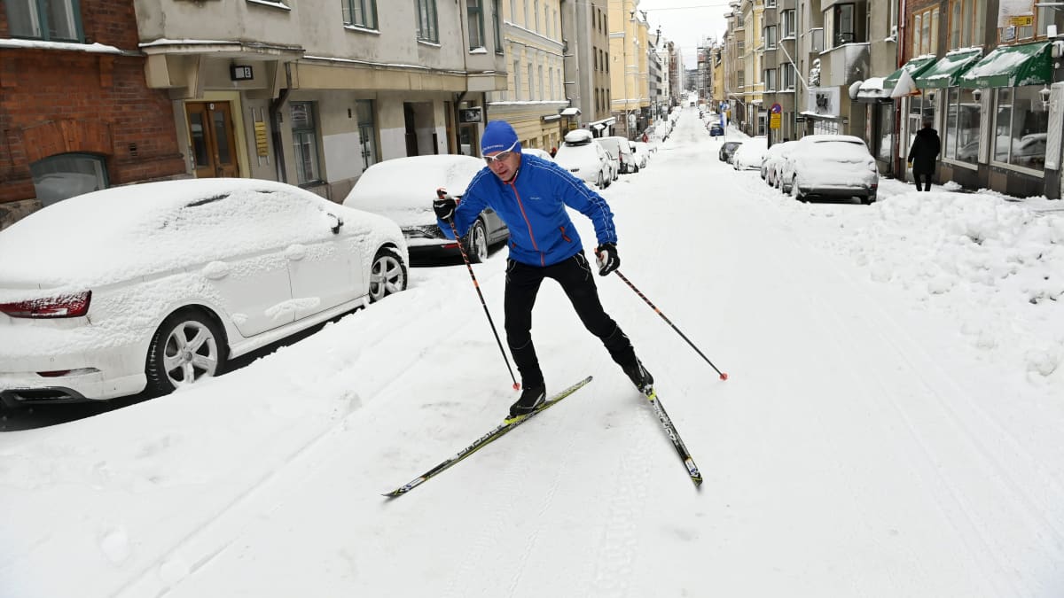 En man som åker skidor mitt på Annegatan i Helsingfors.