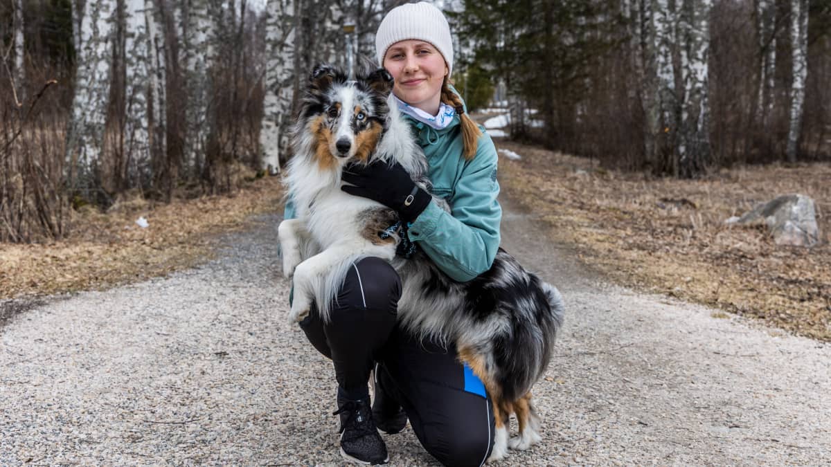 Simolainen Kerttu Pirneskoski oli käyttämässä Elvis-koiraansa pihalla lenkillä.