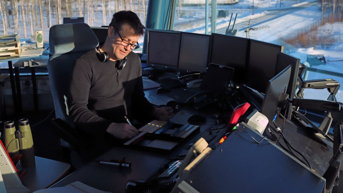 Lentoaseman päällikkö Sami Kahilakoski työskentelee Mikkelin lentoaseman lennonjohtotornissa.