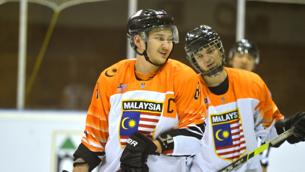 Malesian jääkiekkomaajoukkueen kapteeni Arie Versluis hymyilee MM-kisoissa.