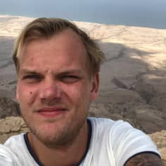 Mies ottaa selfietä Omanissa.