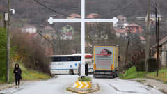 Serbimielenosoittajat tukkivat rekoilla ja muilla raskailla ajoneuvoilla rajanylityspaikoille johtavia teitä Pohjois-Kosovossa. Kuva Rudaren kylästä.