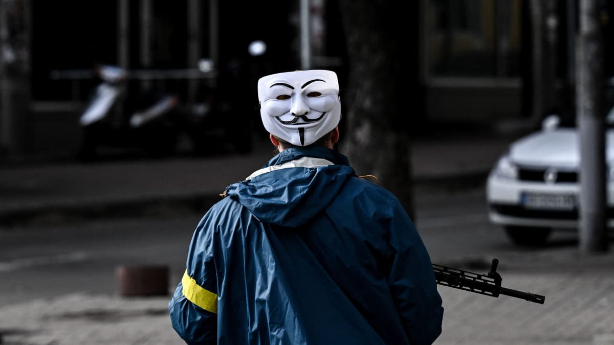 Guy Fawkes -maskiin pukeutunut ukrainalainen sotilas.